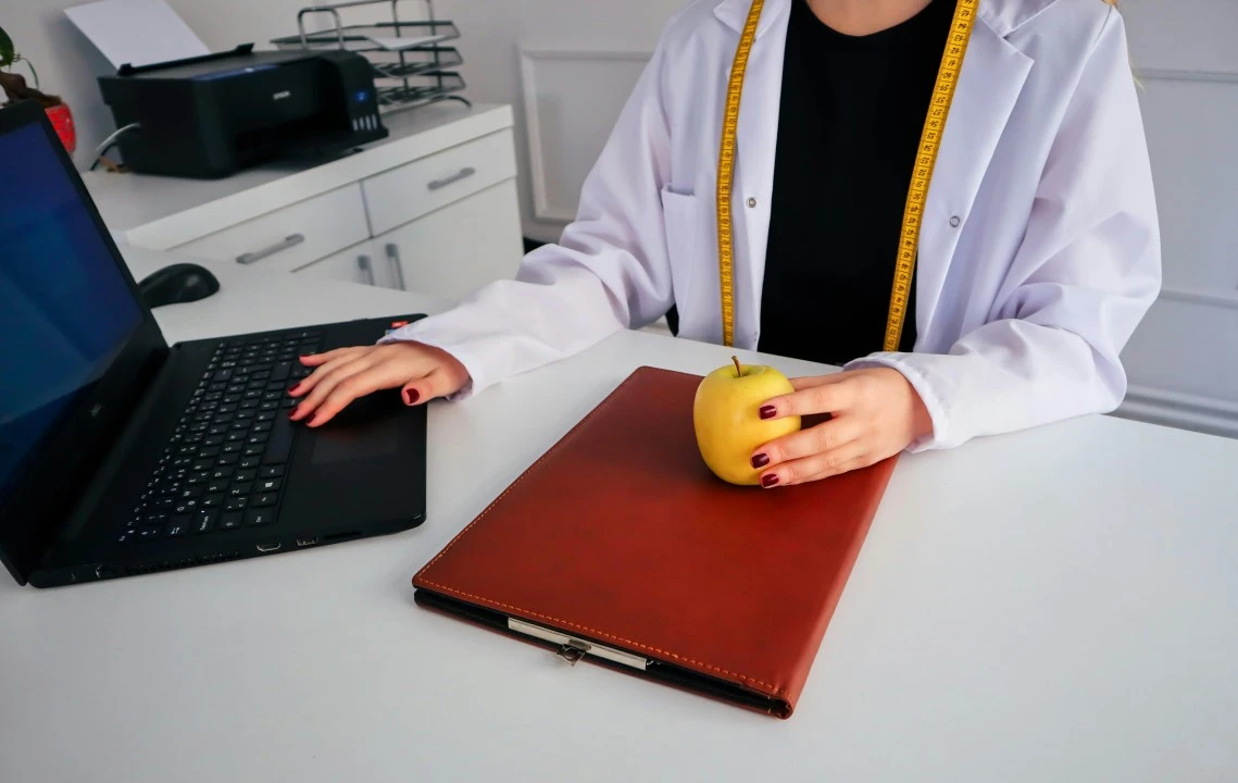 7 Reasons to Consult a Dietitian for Weight Loss